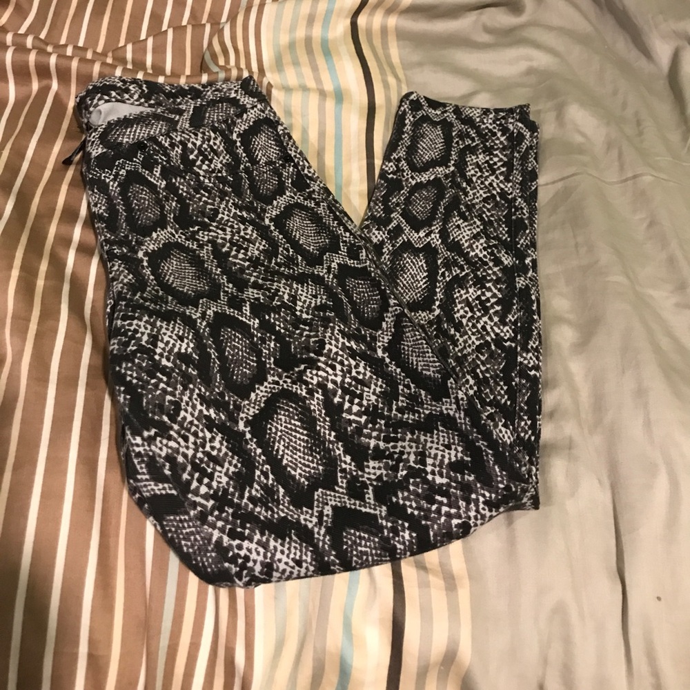 Barley worn printed hue jeggings!